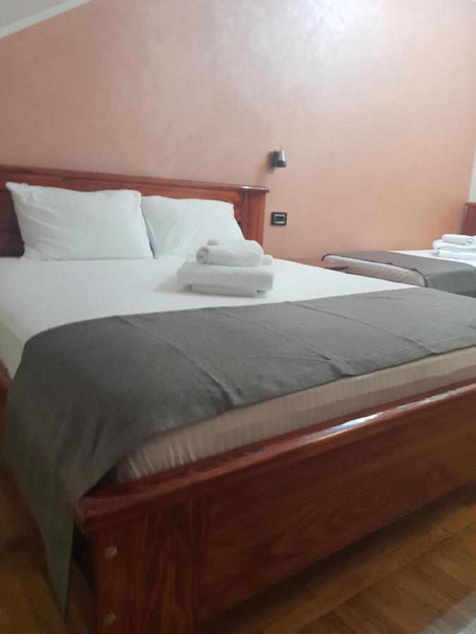 Hotel Kutko Pančevo Esterno foto